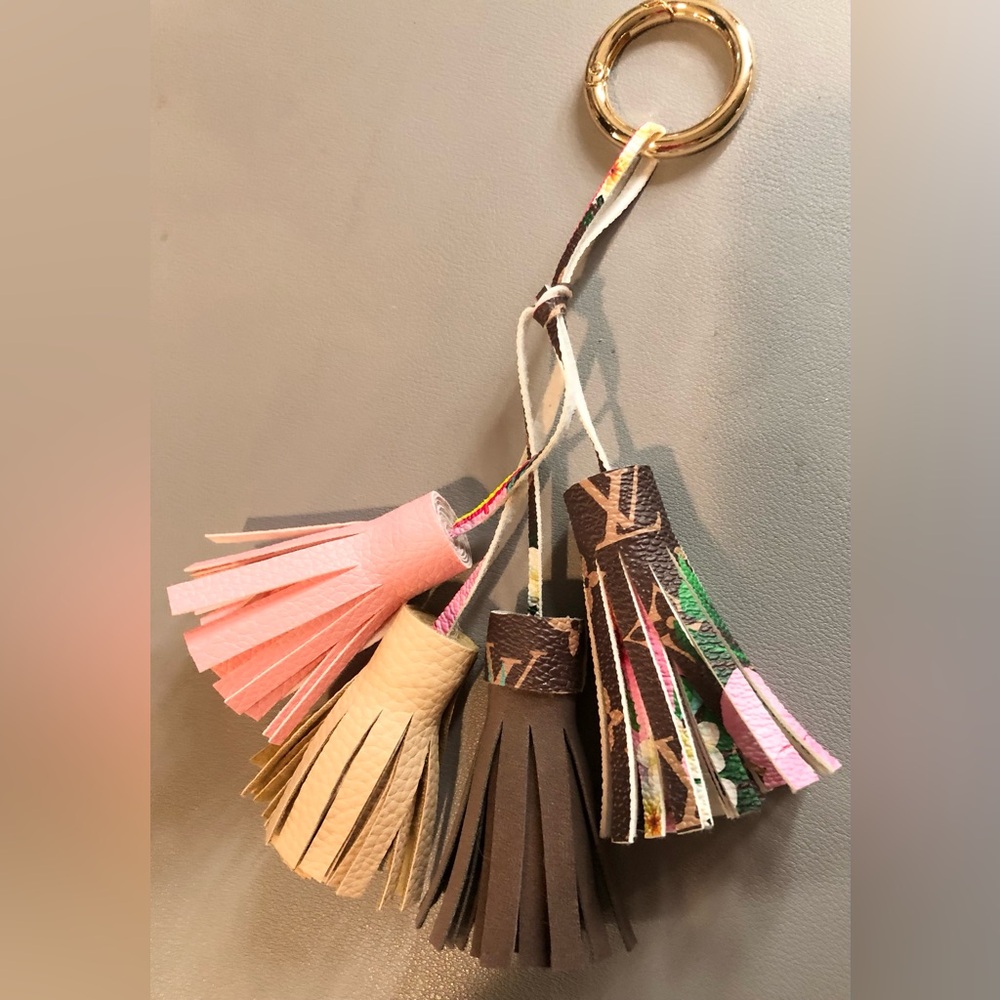 Handmade Spring Tassel Key Holder - Picture 2 of 3